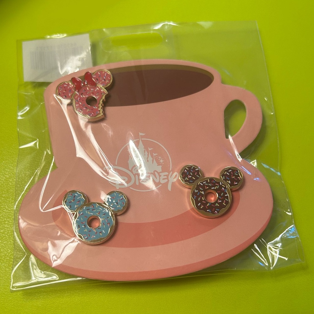 🍩NWT🍩 Set of Disney Donut Pins